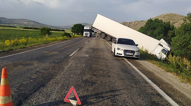 YAĞMUR NEDENİYLE KAYGANLAŞAN YOLDA KAZA
