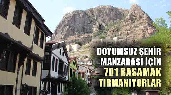 701 BASAMAK TIRMANIP ŞEHİR MANZARASI İZLİYORLAR