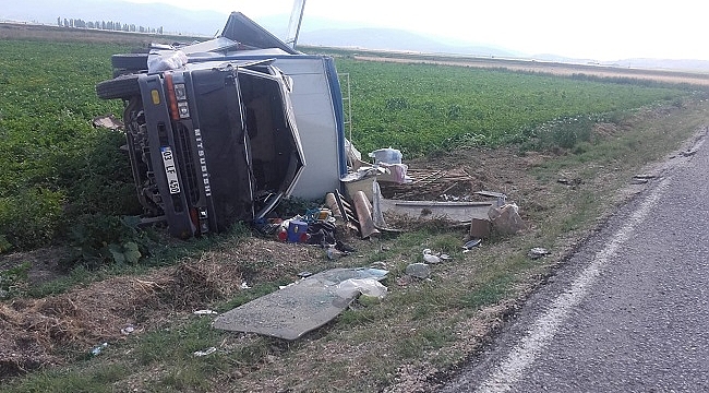 KONTROLDEN ÇIKAN KAMYONET ŞARAMPOLE DEVRİLDİ: 3 YARALI