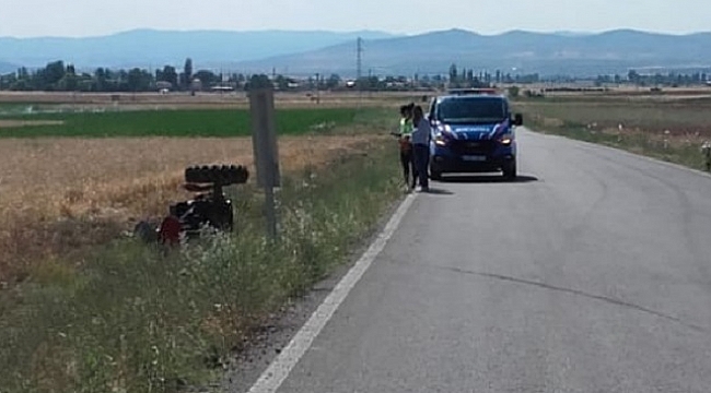 KONTROLDEN ÇIKAN TRAKTÖR DEVRİLDİ: 1 YARALI