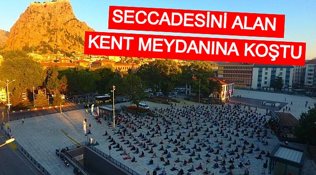 SECCADESİNİ ALAN KENT MEYDANINA KOŞTU