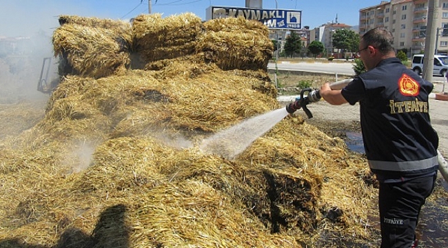 SEYİR HALİNDEYKEN SAMAN BALYALARI ALEV ALDI