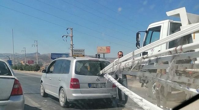 İlginç kaza; kırmızı ışıkta dururken arka camından girdi