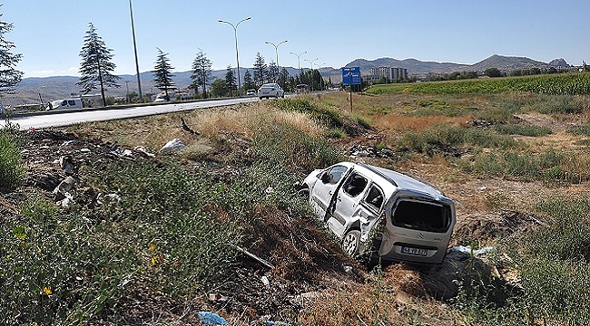 TELEFON DİREĞİNİ DEVİRİP ŞARAMPOLE DÜŞTÜ