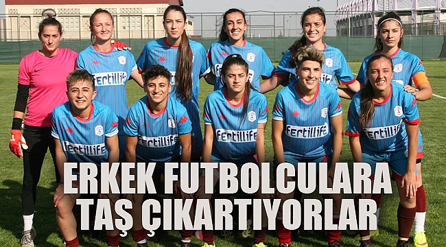 ERKEK FUTBOLCULARA TAŞ ÇIKARTIYORLAR