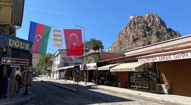 Afyonkarahisar caddeleri Azerbaycan ve Türk bayrakları ile donatıldı