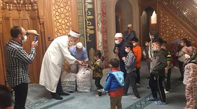 Aileler her cumartesi camide buluşuyor