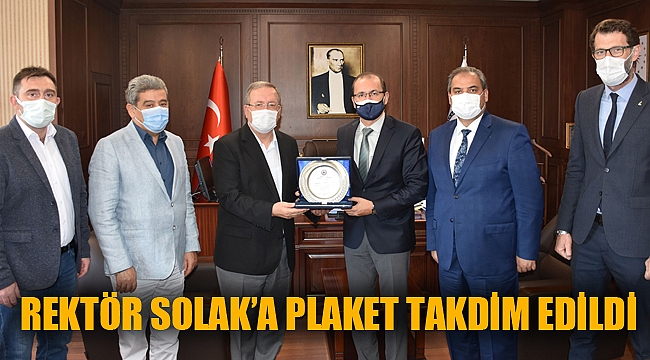 ESKİ REKTÖR SOLAK’A PLAKET TAKDİM EDİLDİ