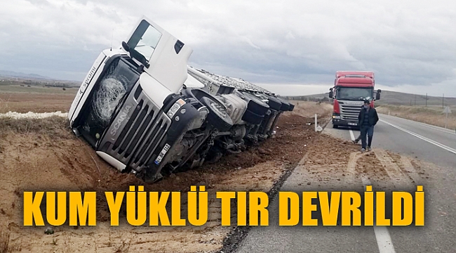 KUM YÜKLÜ TIR DEVRİLDİ