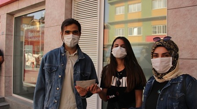 Maskesini doğru takanlar konfetiler eşliğinde parayla ödüllendiriliyor