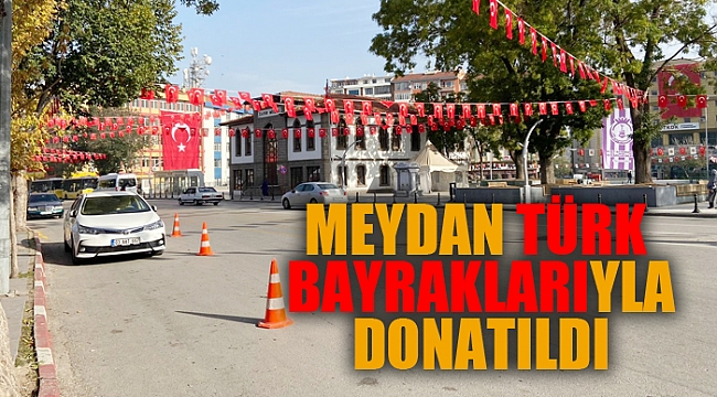MEYDAN TÜRK BAYRAKLARIYLA DONATILDI