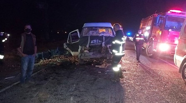 Minibüs traktöre arkadan çarptı