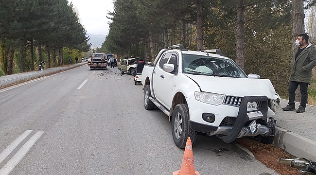 AFYON'DA ARAZİ ARACI İLE OTOMOBİL ÇARPIŞTI