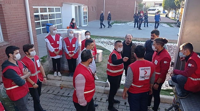 Afyon Kızılay ekibi Depremzedelerin yanında