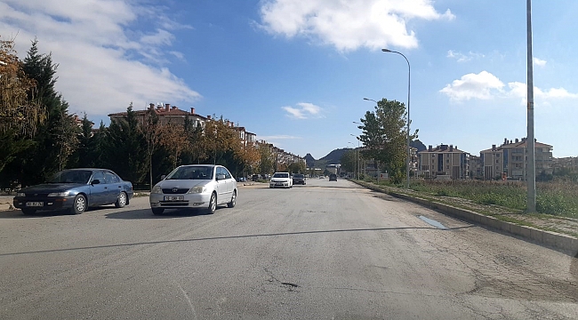 BU YOLDA SÜRÜCÜLER HANGİ ŞERİDİ KULLANACAĞINI BİLMİYOR