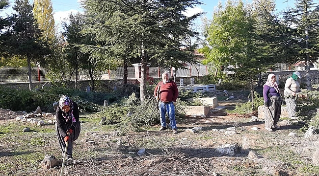 Kadınlar bir araya gelip mezarlığı temizledi