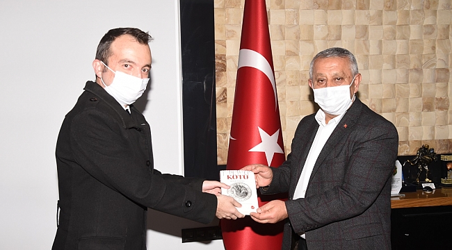 Kötü’nün yazarından Başkan Zeybek’e ziyaret