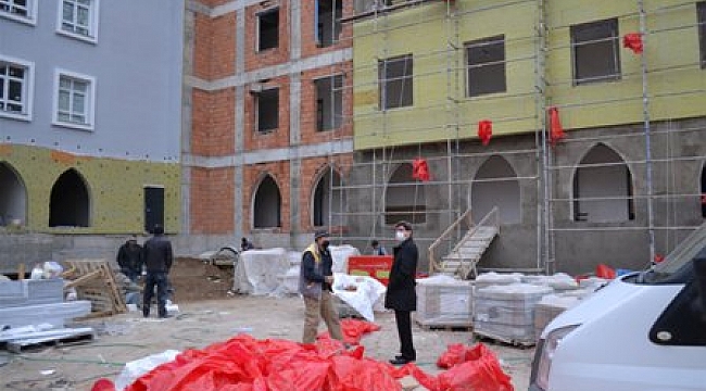 Müdür Yalçın inşaatı devam eden okulları inceledi