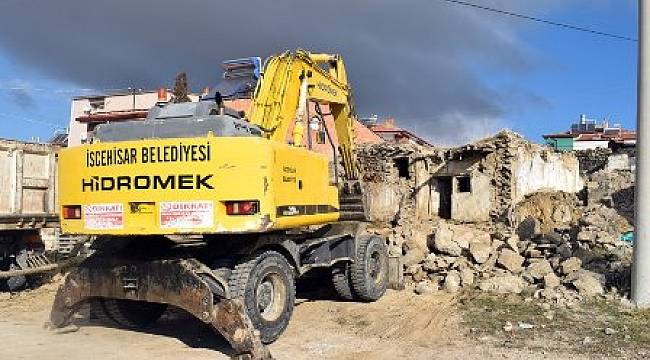 İscehisar’da metruk binalar yıkılıyor