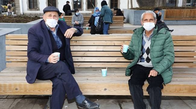 Zafer meydanında çay keyfi