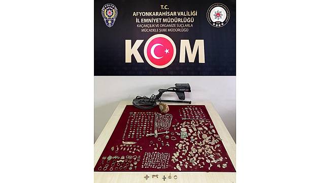 Elinde çok sayıda tarihi eserle yakalandı