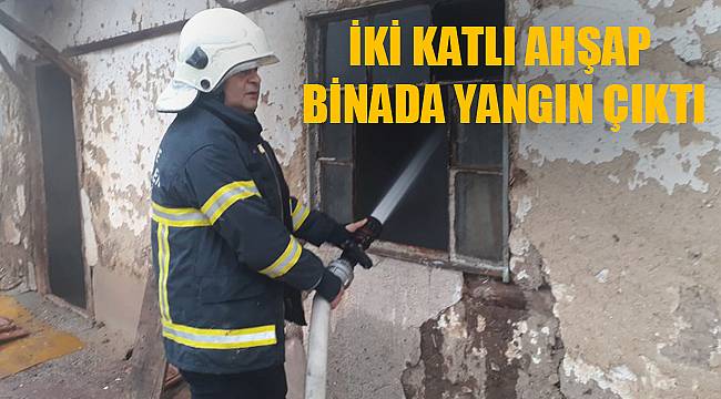 İKİ KATLI AHŞAP BİNADA YANGIN ÇIKTI