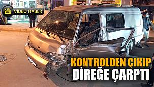 Kontrolden çıkan minibüs direğe çarptı