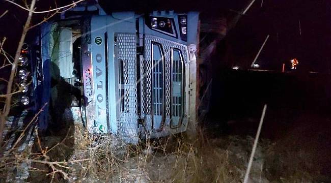 Şarampole devrilen tırın sürücüsü yaralandı