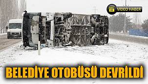 BELEDİYE OTOBÜSÜ DEVRİLDİ: 2 YARALI