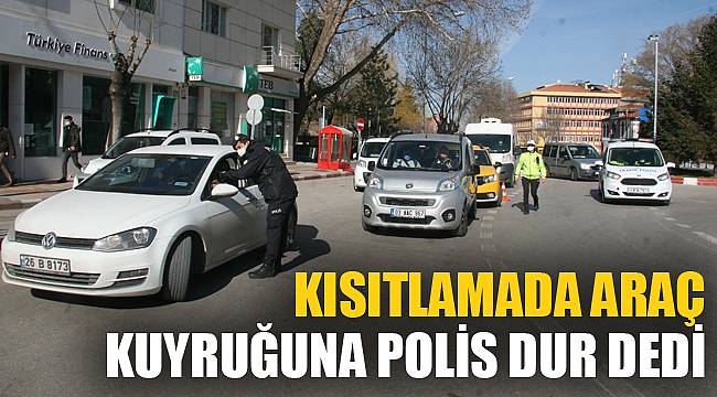 KISITLAMADA ARAÇ KUYRUĞUNA POLİS DUR DEDİ