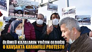 ÖLÜMLÜ KAZALARIN YAŞANDIĞI KAVŞAĞA KARANFİLLİ PROTESTO