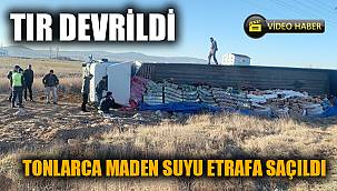 Tır devrildi, tonlarca maden suyu araziye saçıldı 