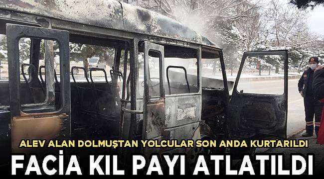 ALEV ALAN DOLMUŞTAN YOLCULAR SON ANDA KURTARILDI