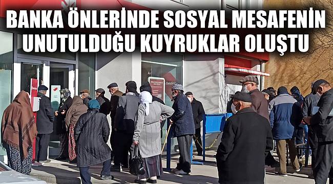 BANKA ÖNLERİNDE SOSYAL MESAFENİN UNUTULDUĞU KUYRUKLAR OLUŞTU