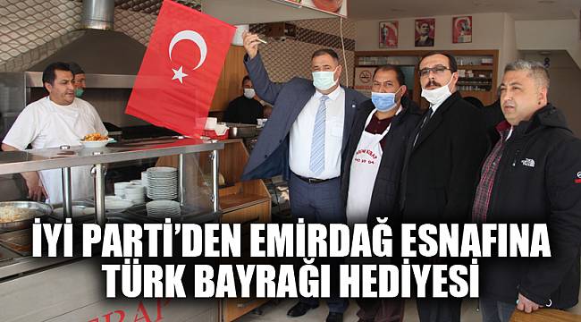 İYİ Parti’den esnafa Türk Bayrağı hediyesi