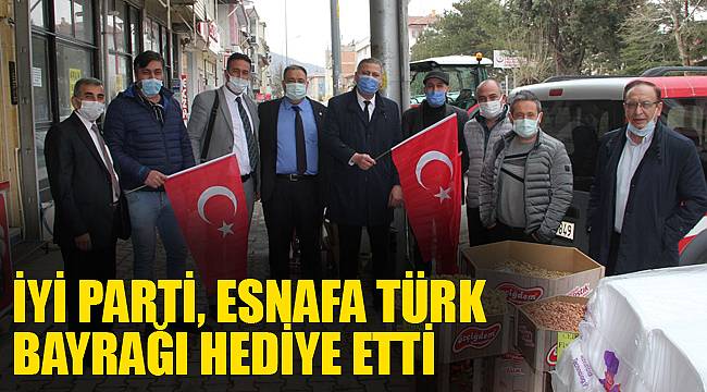İYİ PARTİ, ESNAFA TÜRK BAYRAĞI HEDİYE ETTİ