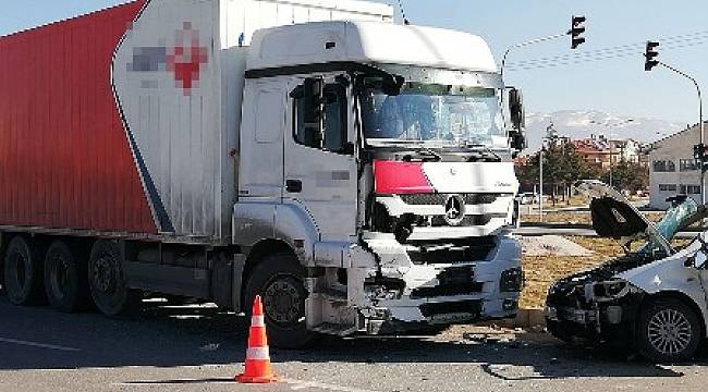 KARGO YÜKLÜ TIR İLE OTOMOBİL ÇARPIŞTI