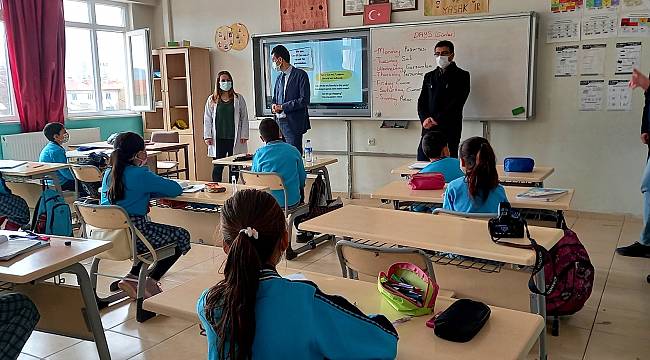 Kaymakam Kaçmaz minik öğrencilerle bir araya geldi