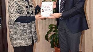 Öğretim Üyesi Köroğlu, Rektör Okumuş’a kitap hediye etti
