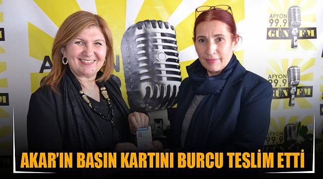 Akar’ın basın kartını Burcu teslim etti