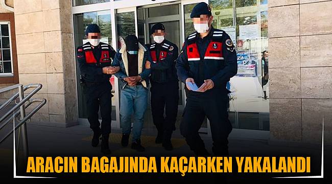 Aracın bagajında kaçarken yakalandı