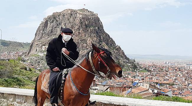Kapanma öncesi atına binip son kez şehir turuna çıktı