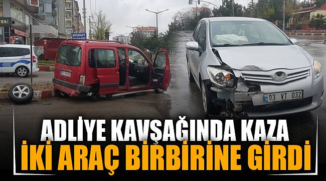 Kısıtlama saatinde 2 araç kavşakta bir birine girdi 