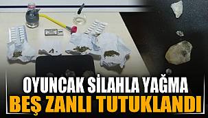 Polis kılığında girdikleri evden 6 parça değerli taşı gasp ettiler