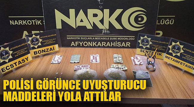 Polisi görünce uyuşturucu maddeleri yola attılar