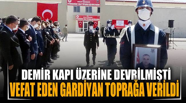 Rüzgardan devrilen demir kapının altında kalan gardiyan hayatını kaybetti 