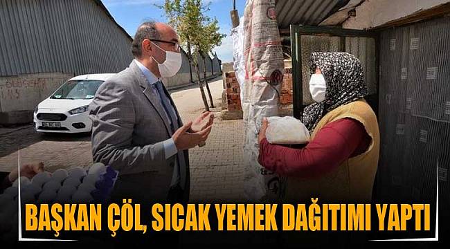 Başkan Çöl, sıcak yemek dağıtımı yaptı
