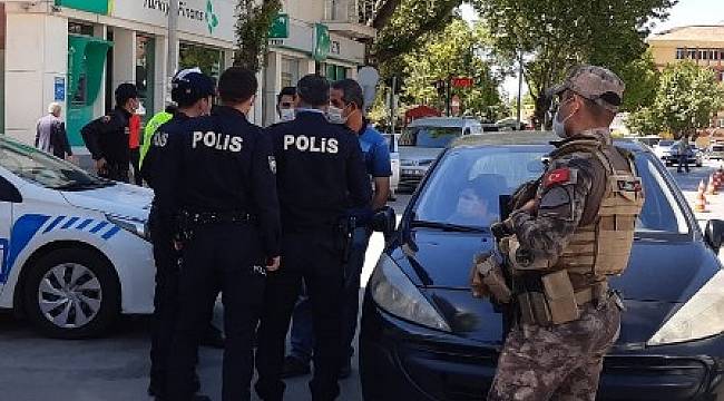 İzin belgesi soran polis ekibini görüntülemek istedi