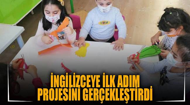 Öğrencileriyle birlikte, İngilizceye ilk adım projesini gerçekleştirdi