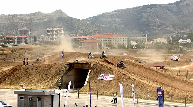 AFYON PİSTİNDEN ÖVGÜYLE BAHSETTİ